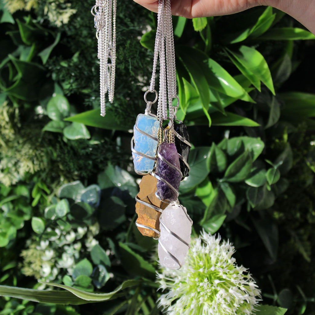 Collier en onyx noir brut – pendentif enveloppé