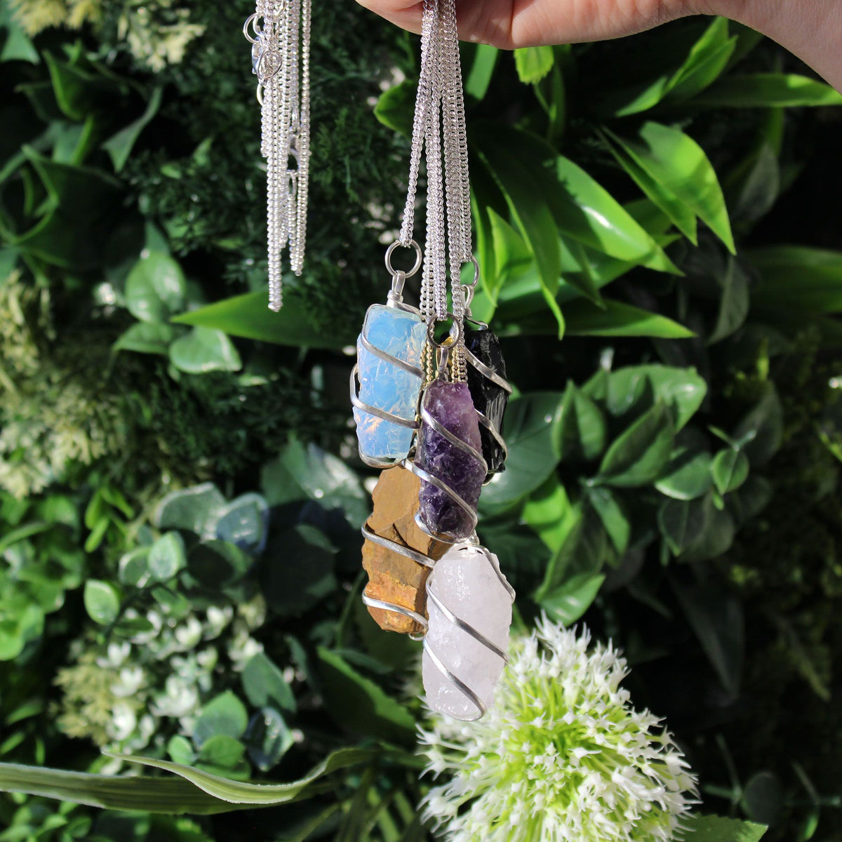 Collier en onyx noir brut – pendentif enveloppé