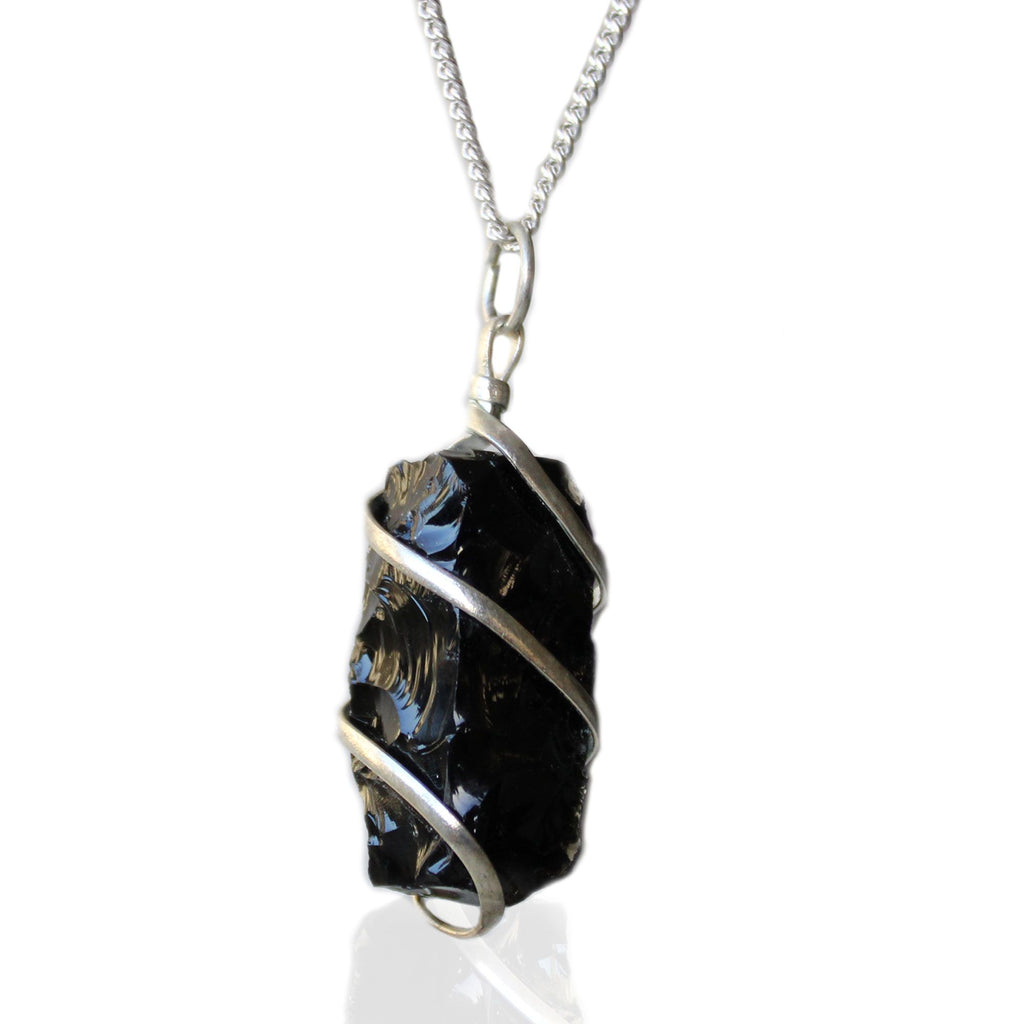 Collier en onyx noir brut – pendentif enveloppé