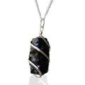 Collier en onyx noir brut – pendentif enveloppé