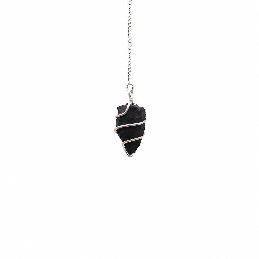 Pendule divinatoire en agate noire brute – finition argentée