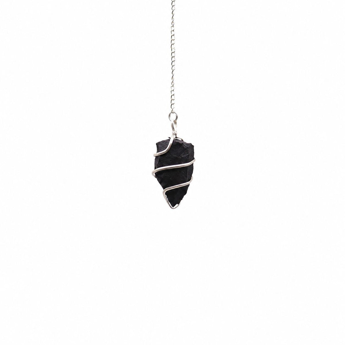 Pendule divinatoire en agate noire brute – finition argentée