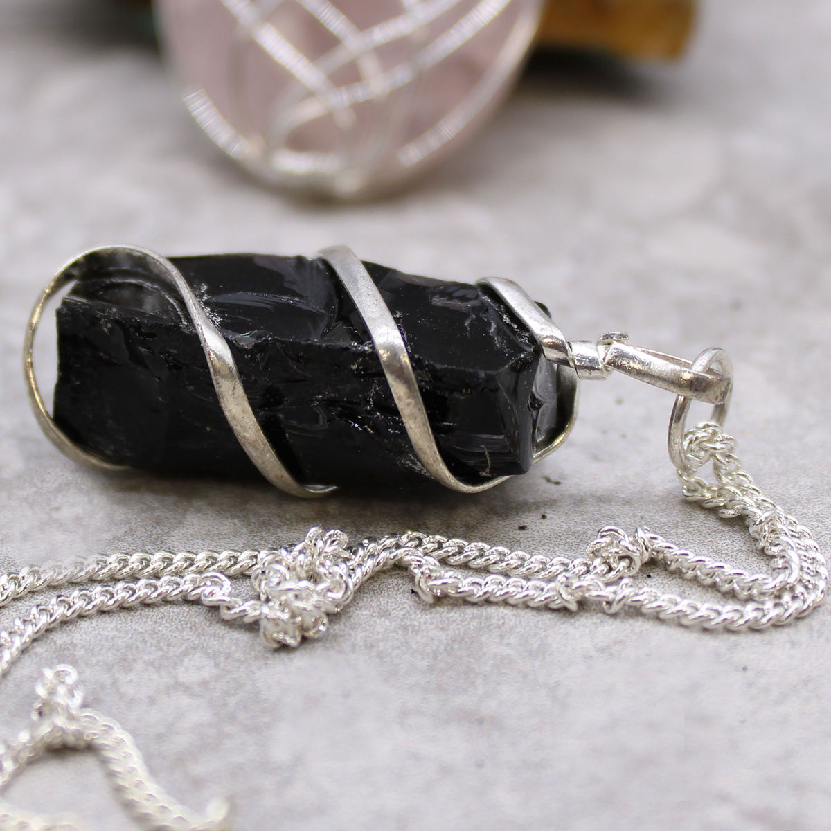 Collier en onyx noir brut – pendentif enveloppé