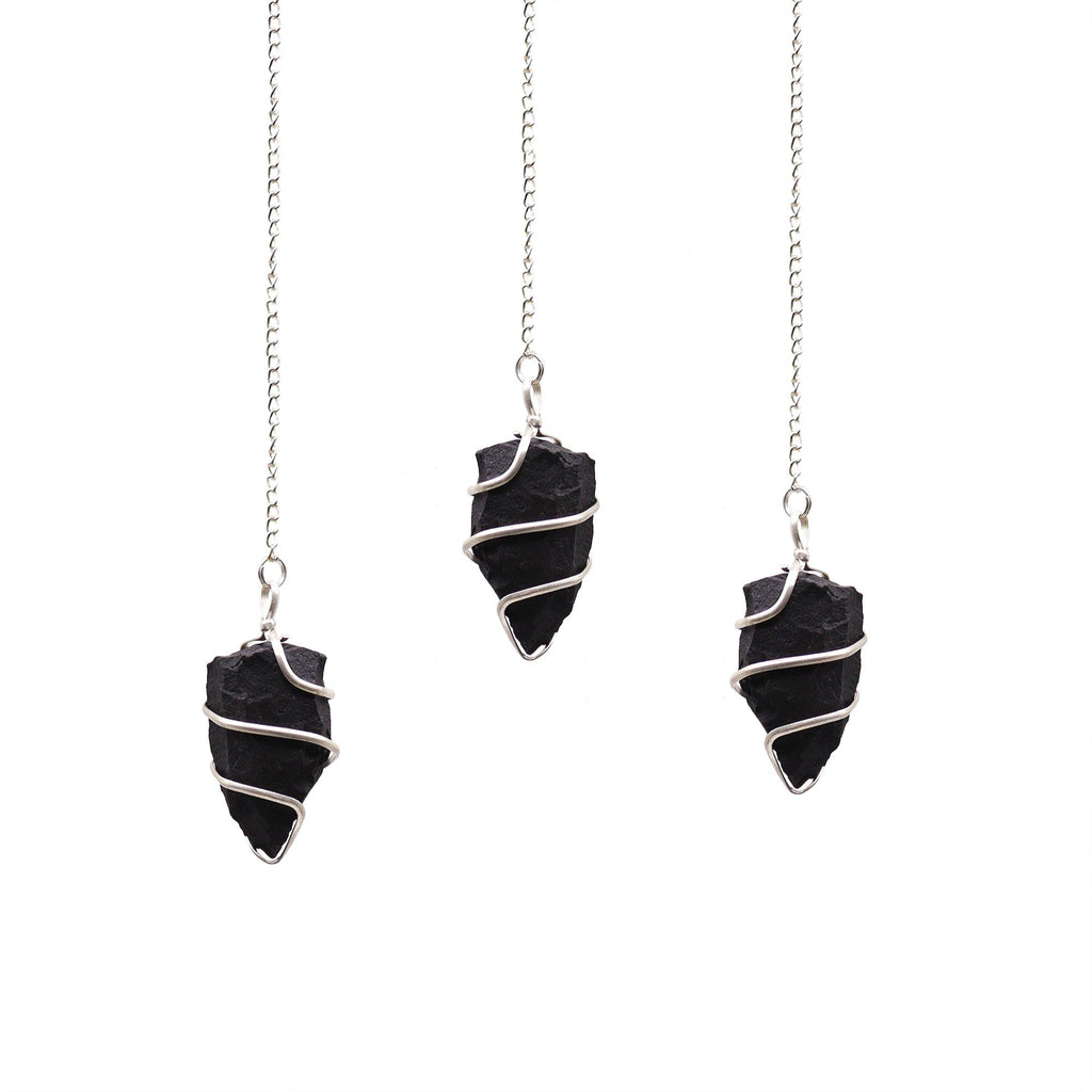 Pendule divinatoire en agate noire brute – finition argentée